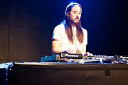 Go to image 25 for artist Steve Aoki