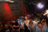 Go to image 58 for event Kavinsky