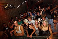 Go to image 49 for event Kavinsky