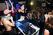 Go to image 61 for event Druckplatten verschenkt Partynarben